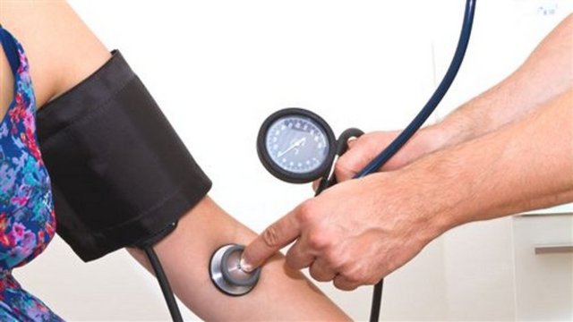 Kişide horlama ve yüksek tansiyon şikâyeti varsa "uyku apne" hastalığı (uykuda nefesin kesilmesi) olabilir. Bu kişilerde zaman içinde kalp krizi ve inme gibi kalp damar hastalıkları gelişebilir.