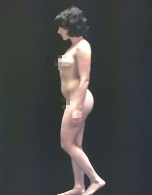 Tanıtım videosu yayınlanan filmde çırılçıplak görülen güzel yıldız Twitter'da da çok konuşuldu.