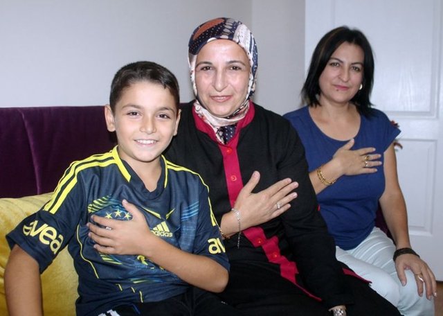 Oğlunun kalbinin ve organlarının ters tarafta olmasının en fazla acil müdahale gerektirecek konularda tehlike arz ettiğini anlatan anne Seyran Oğuz, oğlunu dışarıya 'kalbi sağdadır' yazılı kolyeyi boynuna asıp gönderdiğini söyledi.