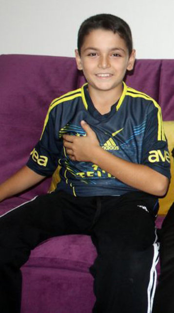 Her şeye rağmen oğlunun diğer insanlardan farklı olduğu için mutlu olduğunu ifade eden anne, "Oğluma sarıldığımda kalplerimiz üst üste geliyor. Kalbimin üzerinde oğlumun kalbi oluyor" şeklinde konuştu.