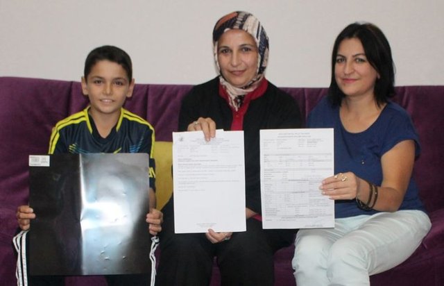 Olayı 8 yaşındayken oğlunun ayağını burkması sonucu doktora gittiklerinde öğrendiklerini belirten anne Seyran Oğuz, "Doktor ilk olarak kalbini dinledi. Kalbinin atmadığını söyledi.