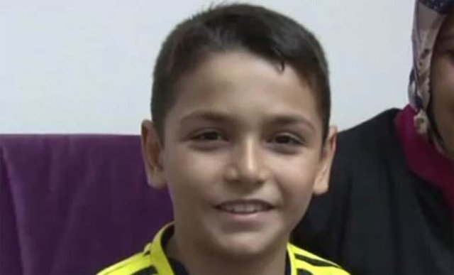 Diğer tarafı dinleyince doktor da çok şaşırdı ve çocuğun kalbi sağ tarafta dedi. Kalbinin sağ tarafa olduğunu öğrenmeden önce oğlum oynadığı zaman koşarak sağ tarafını tutarak bana geliyordu.