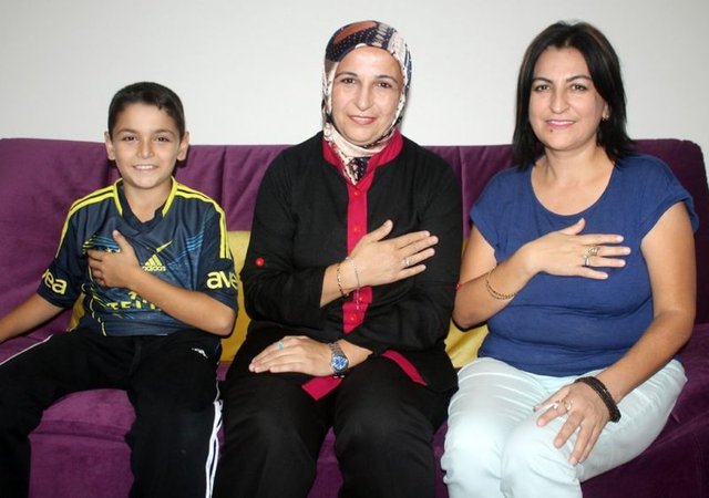 15 senedir Oğuz ailesiyle samimi arkadaş olduğunu ifade eden 44 yaşındaki Ayşegül Kalender ise, "Doğan ilk dünyaya geldiği zaman cildi yaşlı insan derisi gibi buruşuktu.