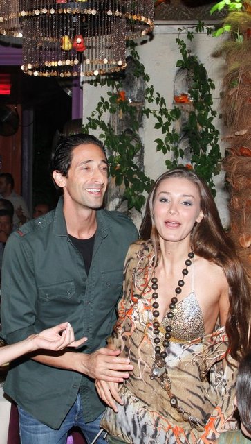 ADRIAN BRODY VE SEVGİLİSİ LARA FIETO