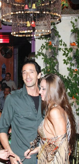 ADRIEN BRODY VE SEVGİLİSİ LARA FIETO