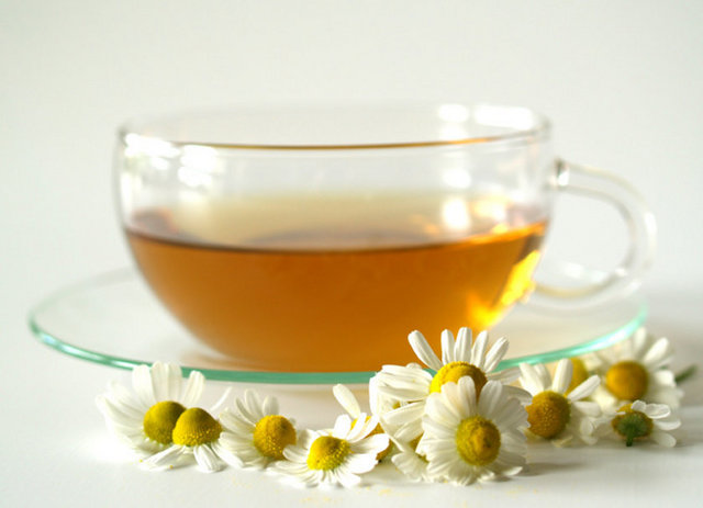 PAPATYA ÇAYI: - Sakinleştirici özelliği sayesinde papatya çayı, kaygılı ve sinirli bir bünyenin en iyi pan zehiridir. İnsanı gevşetir ve uyku hali oluşur.