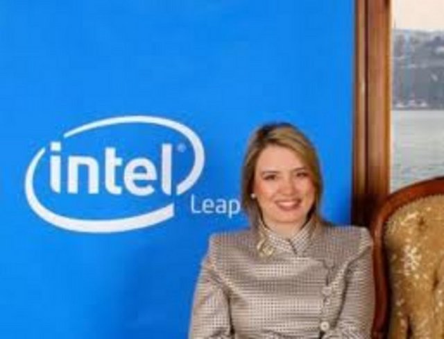 Ayşegül İldeniz - San Francisco Üniversitesi'nden elektronik iletişim konusunda yüksek lisans derecesi aldı. San Francisco ve İstanbul'da çeşitli medya ve internet alanında ağ geliştirme şirketlerinde görev yaptı. Intel ailesine 1998 yılında Akdeniz, Ortadoğu ve Afrika bölgesi pazarlama programları müdürü olarak katıldı. Bu görevi boyunca, bölgedeki perakende dağıtım kanalı ve marka stratejilerinin geliştirilmesinden sorumlu olarak çalıştı. 2001-2004 yılları arasında Intel Türkiye genel müdürlüğü görevini yürüten İldeniz, 2004'ten beri Intel Ortadoğu, Türkiye, Afrika bölge direktörü. -  -  -  -  -