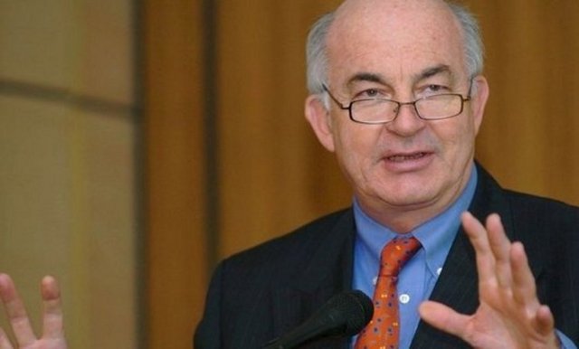 Kemal Derviş - Türk iktisatçı ve siyaset adamı. İngiltere'de Londra Ekonomi Okulu'ndan ekonomi alanında lisans ve lisansüstü derecelerini aldıktan sonra ABD'nin Princeton Üniversitesi'nde doktorasını yaptı.