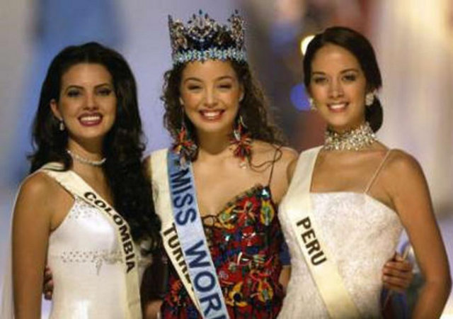 Azra Akın - 2002 Türkiye ve Dünya güzeli