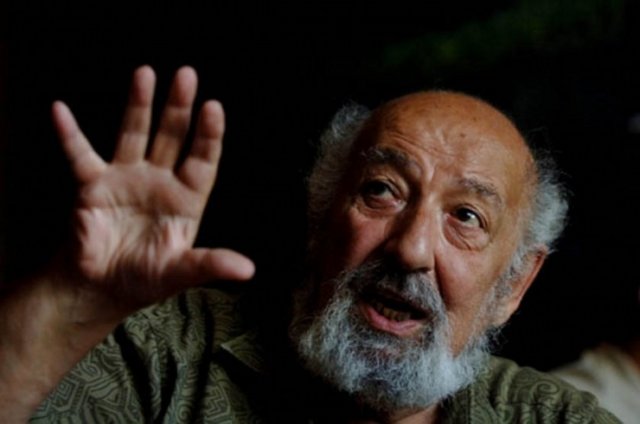 Ara Güler - Fotoğraf deyince akla gelen ilk isimdir.  Bertrand Russell, Winston Churchill, Arnold Toynbee, Picasso, Salvador Dali gibi birçok ünlünün fotoğrafını çekti, röportajlar yaptı.