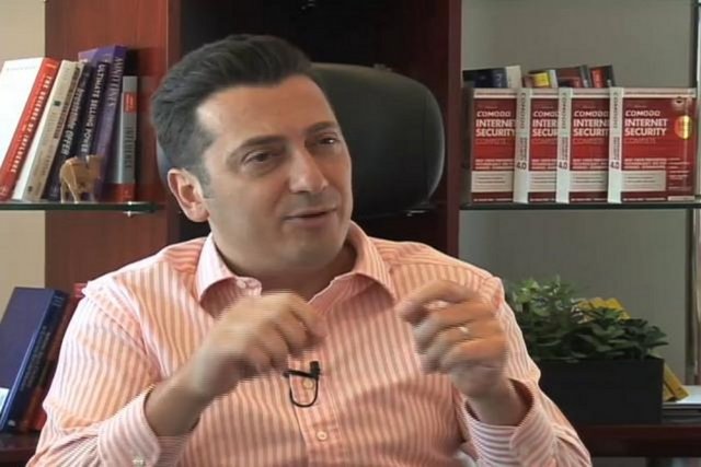 Melih Abdülhayoğlu - ABD'li, Türk asıllı teknoloji uzmanı ve girişimci. 998 yılında, İngiltere'de SSL sertifikası gibi bilgisayar güvenlik ürünleri üreten bir kuruluş olan Comodo'yu kurmuştur. -  -  -  -  -  -  -