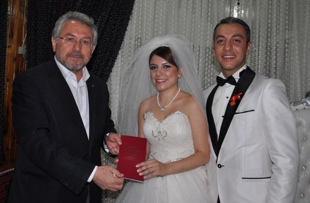 Denizli'de yaşayan Birsel ve Türkay Katrancı çiftinin kızları Dilek Katrancı, özel bir düğün salonunda yapılan törende Halil Akar ile hayatını birleştirdi.