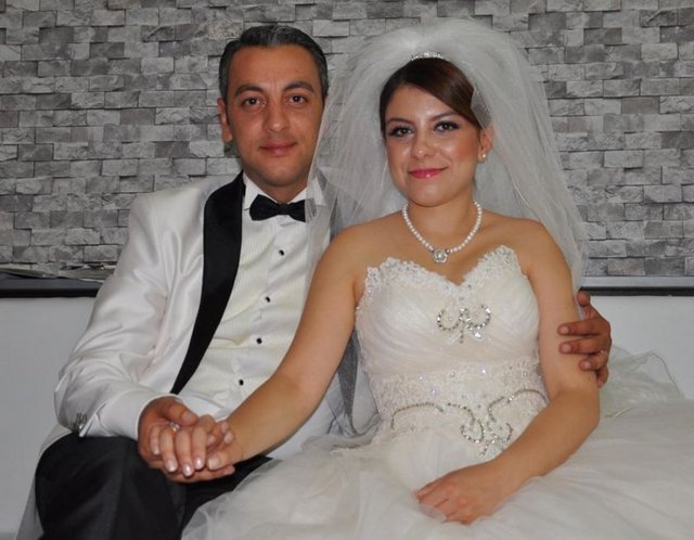 - Düğün salonuna davetlilerin alkışları arasında giren çifti, mutlu gününde akrabaları ve arkadaşları yalnız bırakmadı.