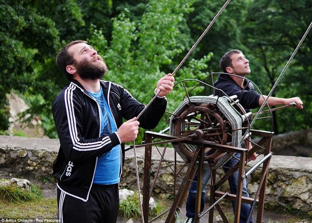 Rahibi ziyaret eden ve ayine katılan gençler de burada huzuru bulduklarını söylüyor.