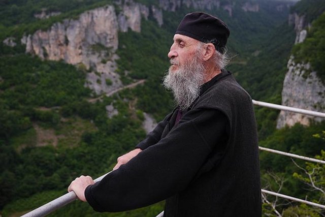Burayı sadece haftada 2 kez yiyecek almak için terk eden rahip, yüzlerce merdiven inip çıkıyor.