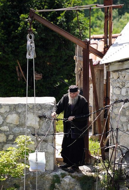 O sırada en çok gökyüzünü özledim. Daha sonra çıkınca hayatımda büyük değişiklik yaparak din adamı oldum.