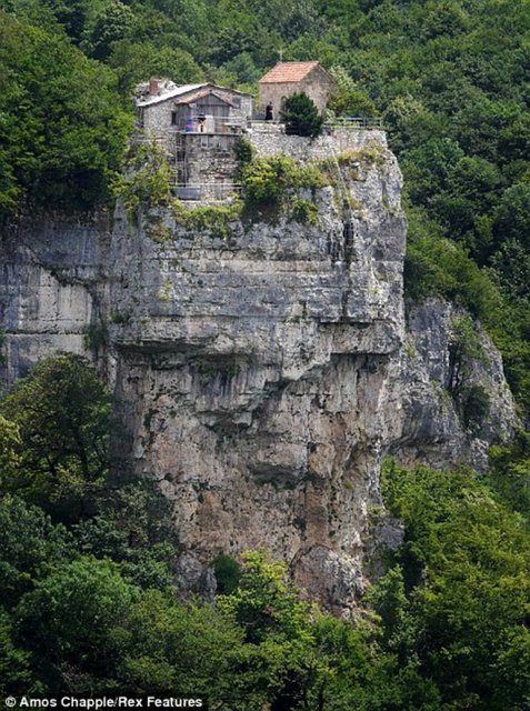 Rahip neden kayalıkta yaşamayı tercih ettiğini ise şu sözlerle anlatıyor: