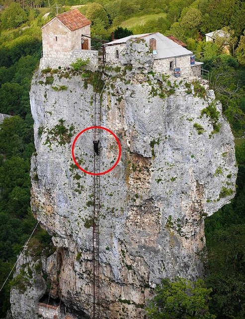 Gürcü rahip Maxime Qavtaradze (59), Tanrı'ya daha yakın olmak için 40 metre yükseklikteki bir kayanın üzerinde yaşıyor.