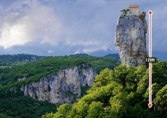 İlk kez 1994 yılında dağcı Maxime Qavtaradze tarafından keşfedilen kayalığın üzerinde bir kilise ve rahibin inşa ettiği bir ev bulunuyor.