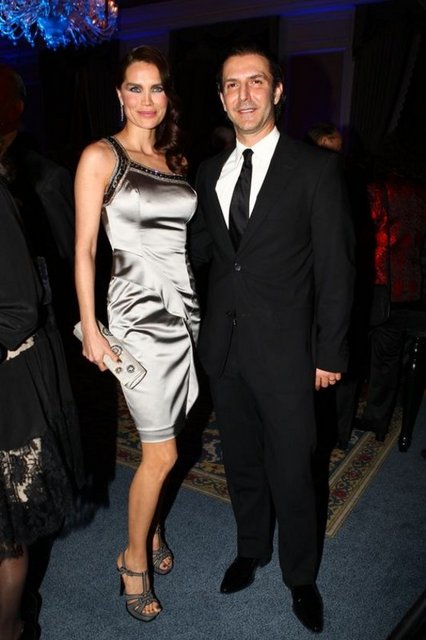 İki çocuğunun babası işadamı Harun Tan'dan geçtiğimiz aylarda sürpriz bir şekilde boşanan Ebru Şallı'nın pop müzik şarkıcısı Sinan Akçıl'la aşk yaşadığı iddiası magazin gündemine bomba gibi düştü.