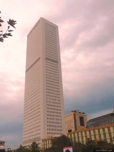 Mertim  1987 yılında yapılan bina tam 52 katlı. Yüksekliğiyse 176,8 metre.