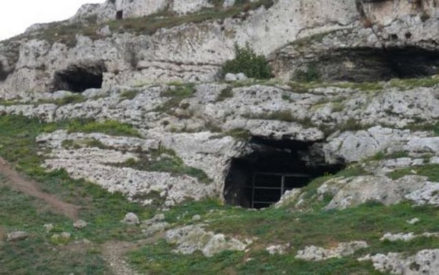 En eski yerleşim yeri: Yarımburgaz mağaraları