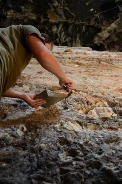 Klasik dönemlerde adak mağara olarak kullanıldığı belirlenen Karain Mağarası'nın dış duvarlarında Grekçe kitabe ve nişler yer alıyor.  -