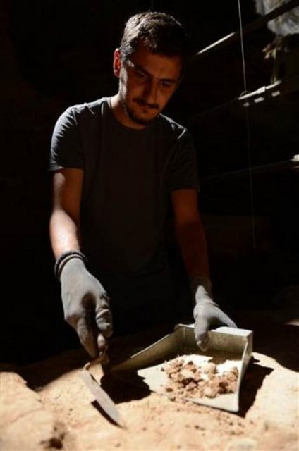 Karain Mağarası, Antalya'nın 30 kilometre kuzeybatısında, Döşemealtı ilçesine bağlı Yağca köyü sınırları içinde denizden yaklaşık 450 metre yükseklikte bulunuyor. İnsanlık tarihinin ilk yıllarından günümüze izler taşıyan Karain Mağarası'nda bilim adamlarının çalışmaları 28 yıldan bu yana devam ediyor. Alt Yontmataş devrinden başlayarak Orta ve Üst Yontmataş evreleri, Neolitik, Kalkolitik, Eski Tunç gibi protohistorik çağlarda ve Klasik Çağ'da sürekli iskan edilen mağarada 11 metreyi bulan kültür dolgusu oluşmuş durumda.