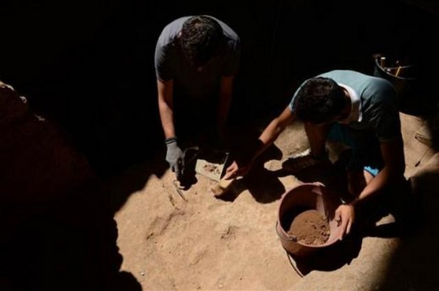 - Yalçınkaya, bu yılki kazılarda yoğun olarak döneme uygun, deri, odun ve kemik işleme gibi günlük yaşamda kullanılan aletler bulduklarını dile getirerek, fildişinden yapılmış boğa boynuzu şeklindeki ritüel amaçlı kolye başının dikkat çekici buluntular arasında olduğunu söyledi. Yalçınkaya, kemik iğneler, pişmiş topraktan dokumacılıkta kullanılan ağırlıklar, cilalanmış baltalar ve üzeri baskılı mühür gibi eşyalar da bulduklarını sözlerine ekledi.