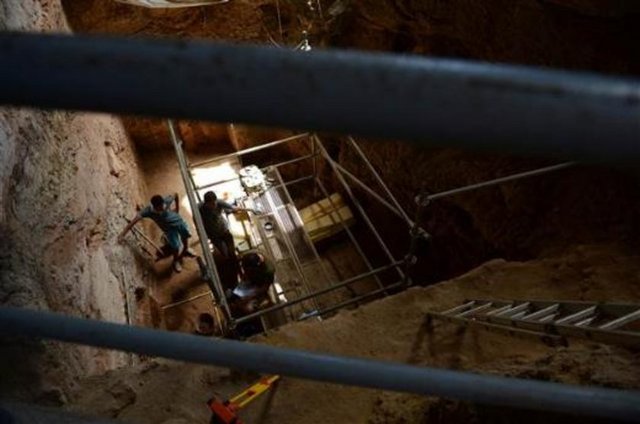- "Boncuk ve süs eşya yapımında kemik, taş ve deniz canlılarına ait kabuklar hammadde olarak kullanılır. Hammaddelerinden yola çıkarak en azından nasıl şekillendirildiğini anlayabiliyoruz. Özellikle uzun kemiklerin veya silindir şeklindeki taşların boncuk büyüklüğünde kesildikten sonra delindiklerini sanıyoruz ama nasıl delinirken nasıl bir yöntem kullanıldığını henüz bilmiyoruz."