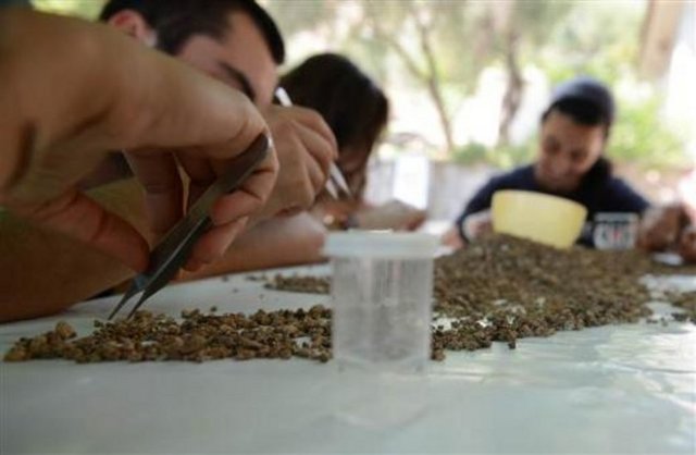 - Karain Mağarası Kazı Başkanı Prof. Dr. Işın Yalçınkaya, yaptığı açıklamada, mağaranın dünya tarihi açısından oldukça önemli bir yerleşim yeri olduğunu söyledi.