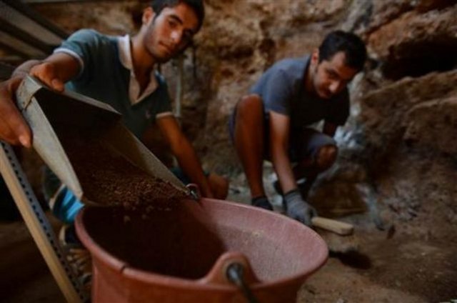 Mağaradaki 11 metrelik kalın kültürel dolguda insanlığın izlerini aradıklarını dile getiren Yançınkaya, "Karain, sürekli iskanlaşma açısından dünyanın önemli mağaralarından biri. Dünyanın birçok mağarasında bir iki dönemi bulursunuz. Ama Alt Yontmataş'tan Roma dönemine kadar uzanan kullanım dünyada son derece az. Bu dönemler insanlık tarihinin yüzde 99'luk bölümünü kapsar. O bakımdan bu özelliğiyle Karain tek" dedi.