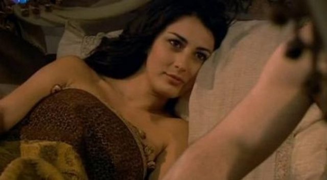 Kanuni Sultan Süleyman'ın gözdelerinden Ayşe Hatun'a hayat veren, Survivor yarışmasıyla adını duyuran Merve Oflaz,