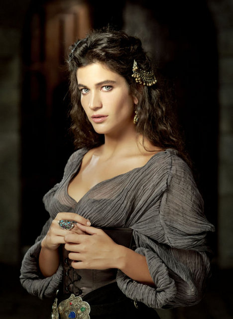 Tüzünataç, dizide Şehzade Mustafa'nın büyük aşkı Mihrünnisa karakterini canlandıracak. -