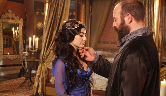 Muhteşem Yüzyıl'da bu isimle birlikte güzeller geçidine yeni bir şerit daha eklenmiş oldu. İşte Muhteşem Yüzyıl'dan geçen güzeller... - Melike İpek Yalova (Isabella Fortuna)