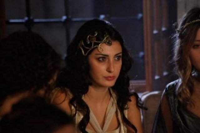 sadece 13 bölüm dizide rol aldı ve ölerek diziye veda etti.