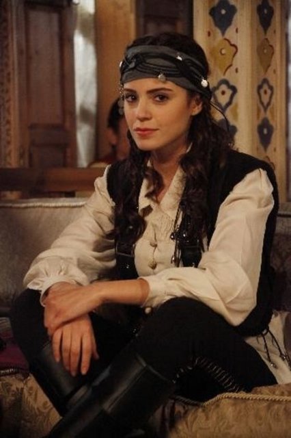 Kırım Hanlığı'nın 9. hanı Sahip Giray Han'ın kızı ve Ayşe Hafsa Sultan'ın yeğeni.