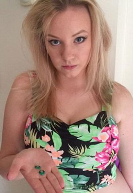 Lensleri gözünden attığında, onların makyaj ve yapışkan ile kaplı olduğunu gördüğünü söylüyor.