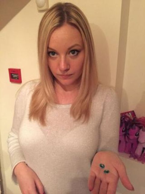 Gözlerimi açmaya çalıştım, nihayet gözümü açabildiğimde küçücük bir ışık gördüm" diyor.