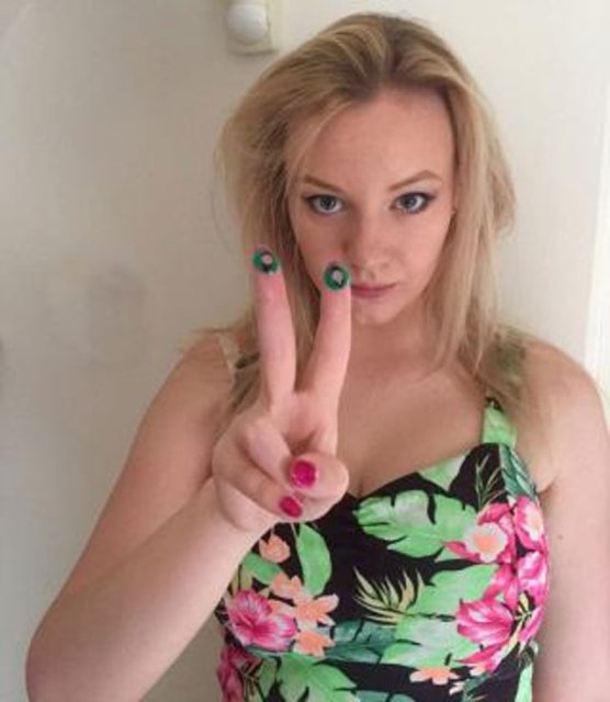 İyileşen genç kadın, cadılar bayramı nedeniyle milyonlarca insanın birbirinden ilginç lensler alacağını ama bunu kesinlikle önermediğini söylüyor.