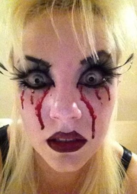 Arkadaşının partisine giden Richards, lensini çıkarmadan uyudu. Sabah kalktığında yolunda gitmeyen bir şeyler olduğunu fark eden genç kadın, "Acılar içinde uyandım.