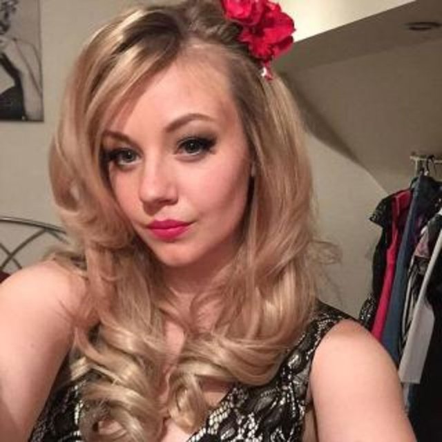 Daha önce hiç lens takmadığını söyleyen genç kadın, "Lensi taktığımda onun plastik ve konforsuz olduğunu düşündüm" diyor.