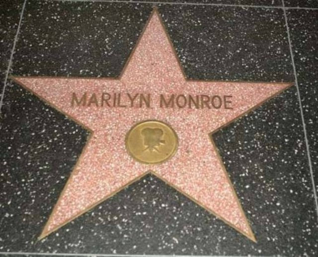 Marilyn Monroe'nun altı ayak parmağı vardı.  -