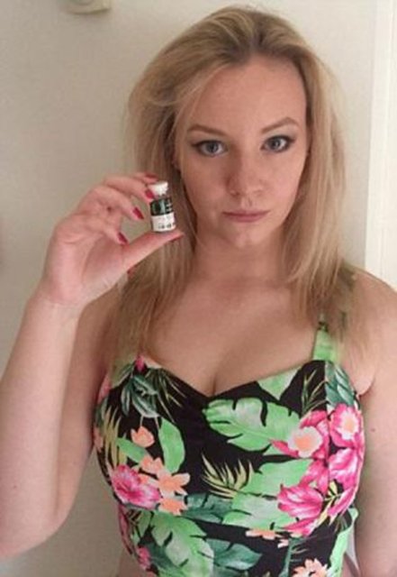 Lensi taktıktan birkaç saat sonra şiddetli bir acıyla karşı karşıya kaldığını söyleyen Richards, gözünün enfeksiyon kapması nedeniyle bir hafta çalışamadığını söylüyor.