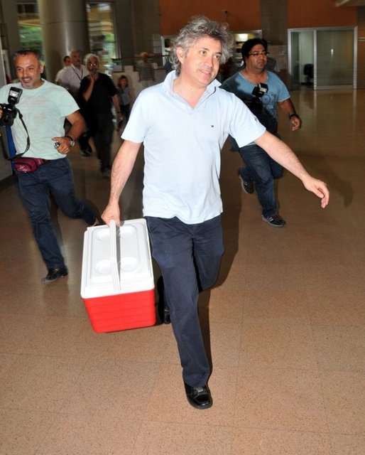Soruşturma kapsamında Akdeniz Üniversitesi Hastanesi'ndeki birçok hasta dosyası, Mali Şube ekipleri tarafından incelenmek üzere alındı. Soruşturmada adı geçen akademisyenlerden bazılarının bu soruşturmanın ardından üniversiteden ayrıldığı, bazılarının ayrılma aşamasında olduğu belirtildi. -
