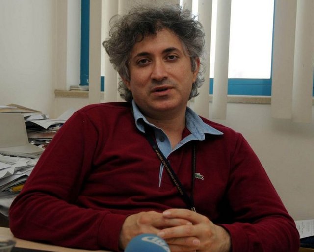 Antalya Cumhuriyet Başsavcılığı'na gelen bir ihbar üzerine başlatılan soruşturmada, Tam Gün Yasası nedeniyle üniversiteden ayrılan, bir kısmı özel hastanede görevli, bir kısmı kendi muayenehanesi olan bazı doktorların, özellikle büyük ameliyatları üniversite bünyesinde görevli akademisyen arkadaşları adına Akdeniz Üniversitesi Hastanesi'nde yaptıkları iddiaları araştırıldı.