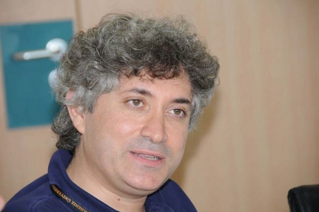 Yaptığı başarılı nakillerle gündeme gelen Prof. Dr. Ömer Özkan ve eşi Doç. Dr. Özlenen Özkan'a 'nitelikli dolandırıcılık' suçlamasıyla soruşturma açıldığı iddiasını Prof. Dr. Özkan yalanladı. Özkan, "Böyle saçma sapan bir şey olabilir mi?" dedi.