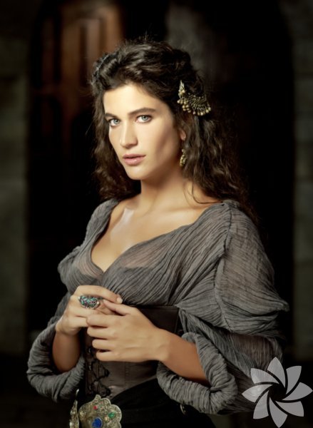 Berrak Tüzünataç, magazin gündemini uzun süre çalkantılı özel hayatıyla meşgul eden bir isim. Yapımcı firmanın kadroya dahil ederken oyuncuya ilk olarak "özel hayatına dikkat edeceksin" şartını koşması şaşırtıcı değil.