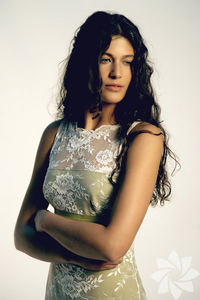 Bir süre sonra bu dizeleri kaleme alan takma ismin ardından Mihrünnisa çıkıyor.