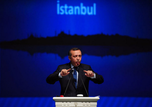 "Türkiye Başbakanı - Recep Tayyip Erdoğan, çılgın olarak - adlandırılan projeyle Karadeniz ve Marmara - Denizi'ni birbirine bağlayacak. "